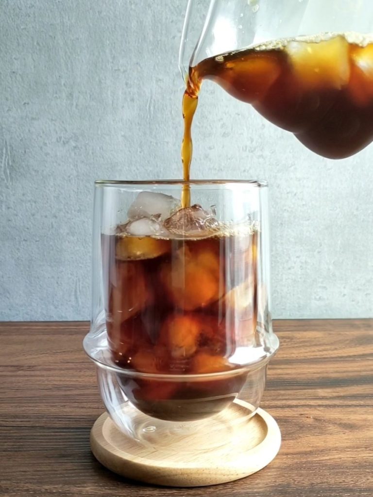 アイスコーヒーを注いでいる