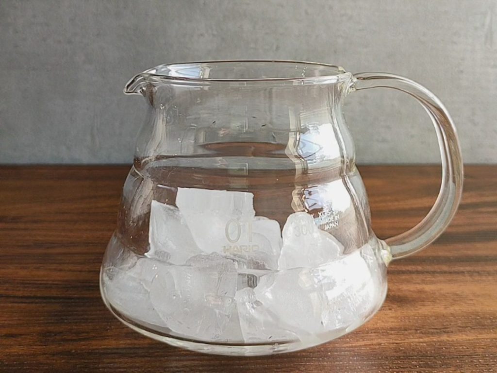 氷が入っているコーヒーサーバー